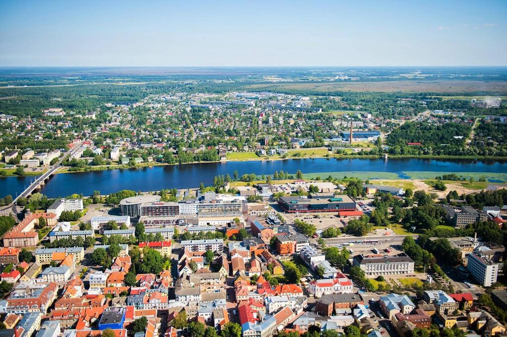 They (live) in Pärnu.