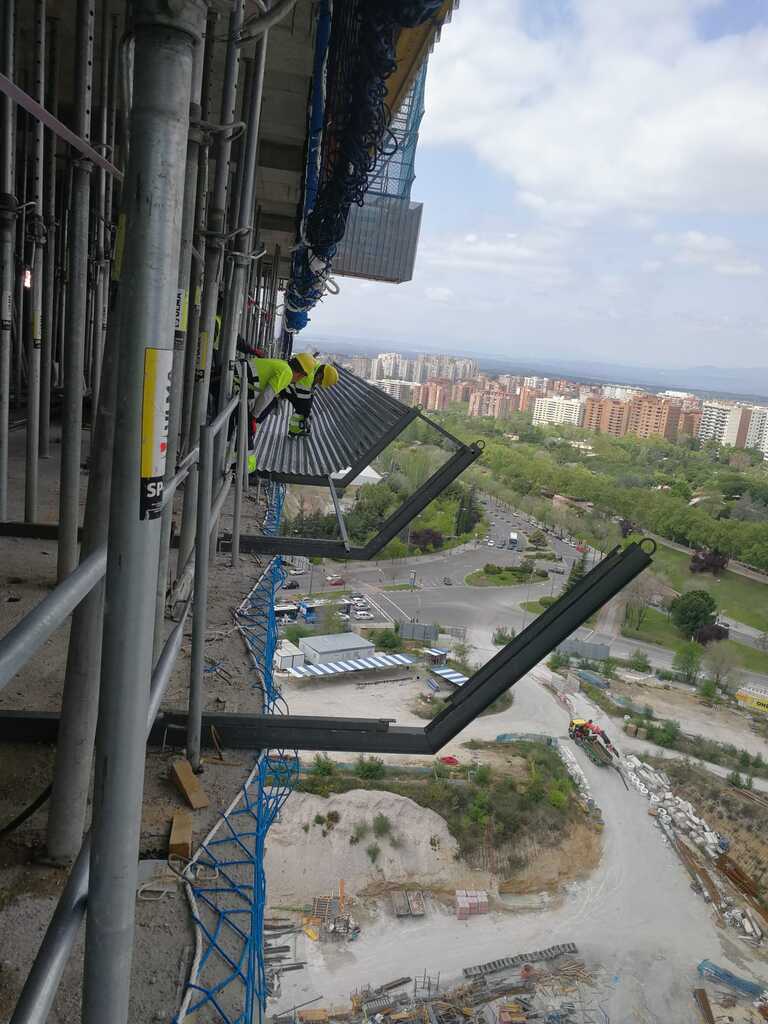 ¿Lo que se está instalando es una marquesina?