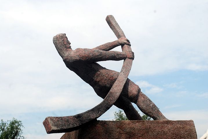 En una máquina se dice que existe ganacia mecánica si la fuerza a aplicar es menor que la resistencia a vencer. ¿En cuáles de los siguientes sistemas no se puede obtener nunca una ganacia mecánica?