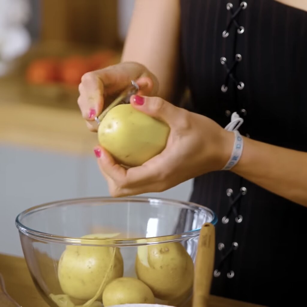 Mientras se hace la cebolla, pela las patatas.