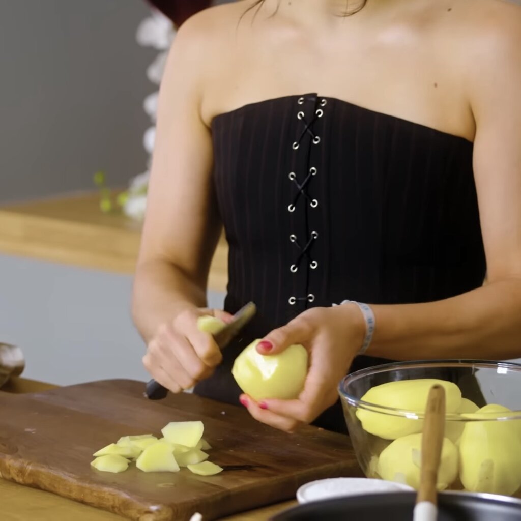 A continuación, chasca las patatas en trozos irregulares.