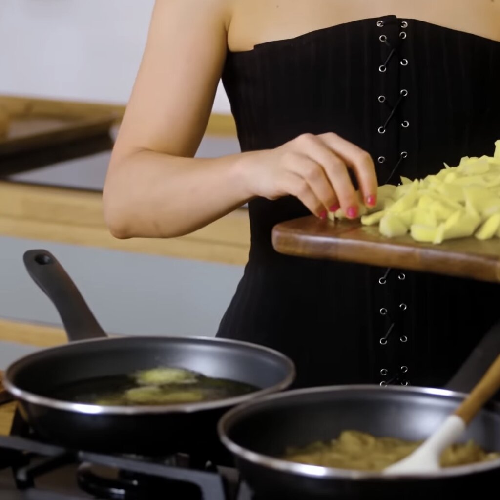 Fríe las patatas en abundante aceite.