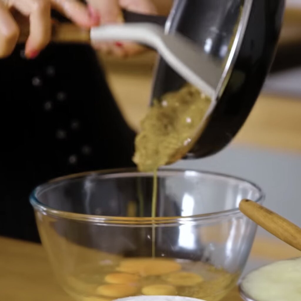 Luego, añade la cebolla y las patatas fritas al bol.