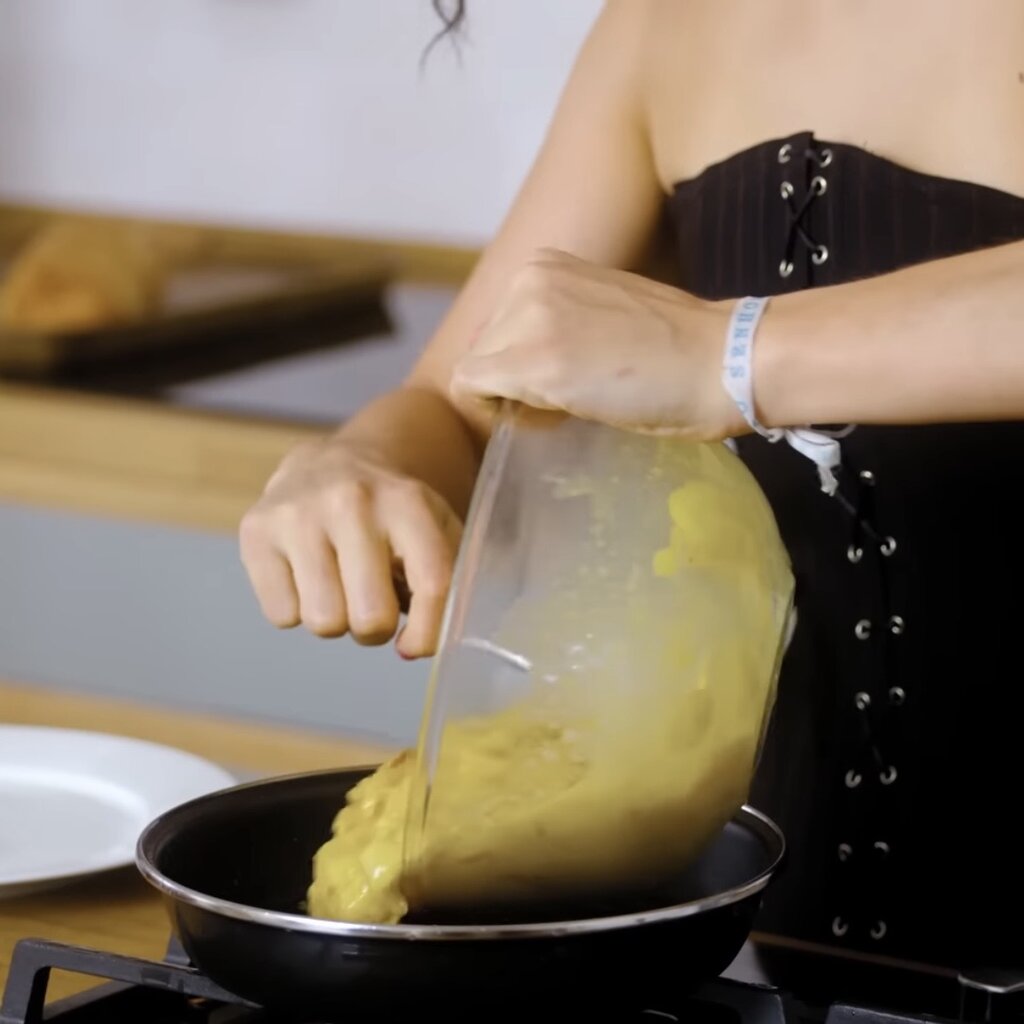 Vierte la mezcla en la sartén y añade una pizca de sal.