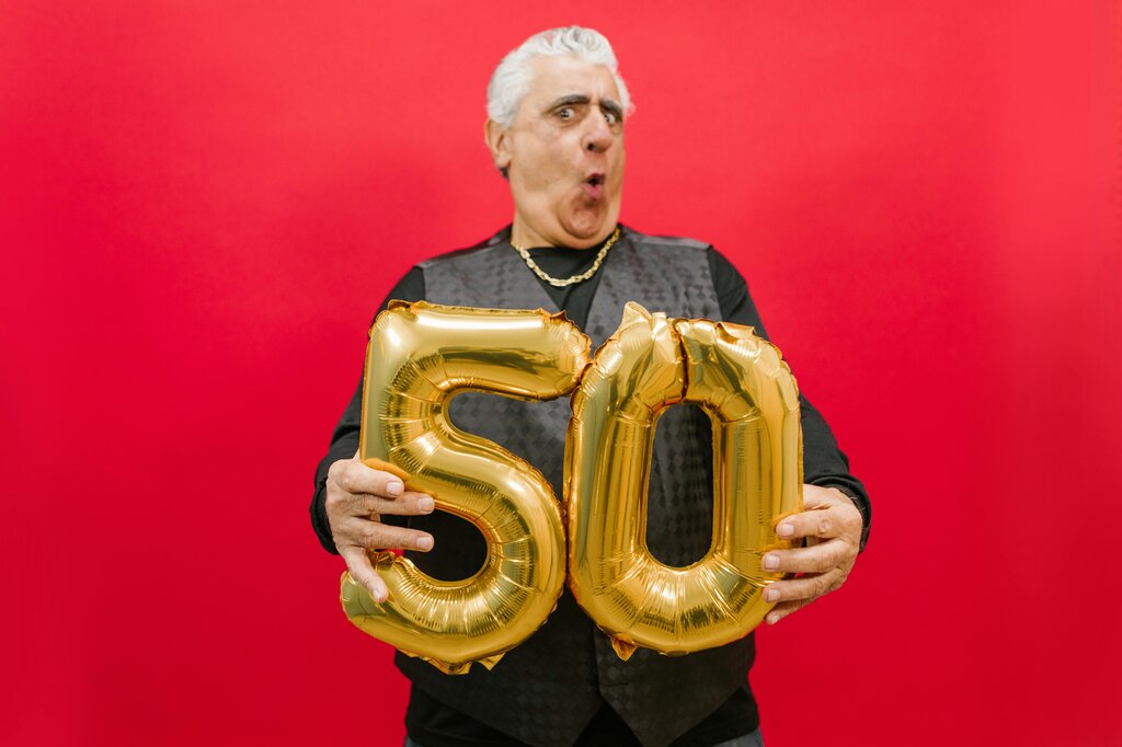 Jose ____ 50 años.