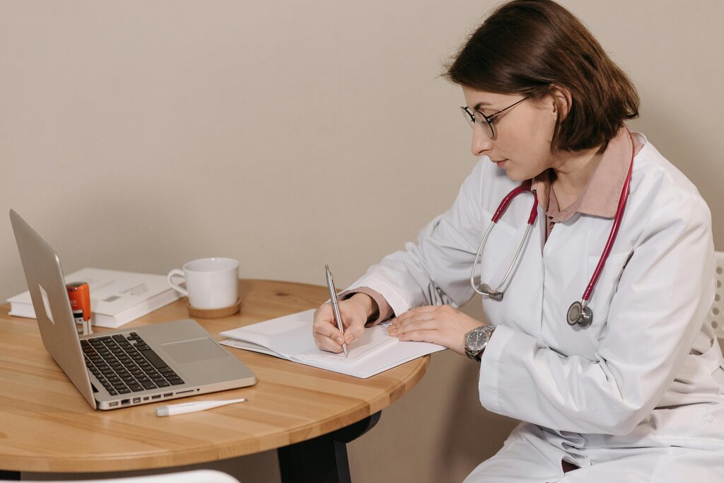 Un médico / una médica trabaja...