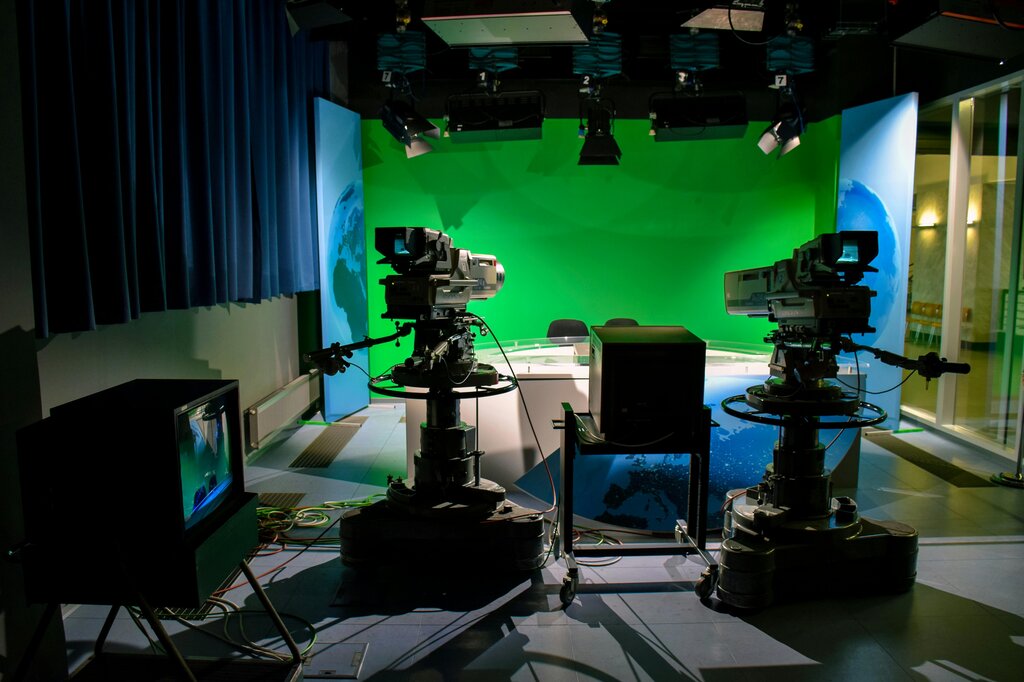en un estudio de televisión