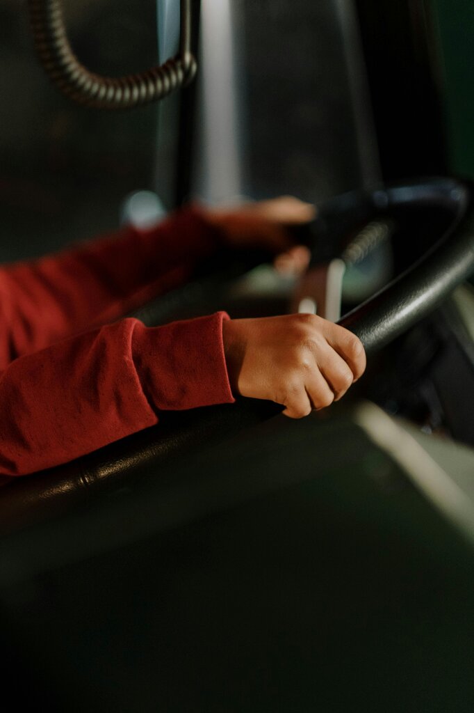 Un conductor / una conductora trabaja...
