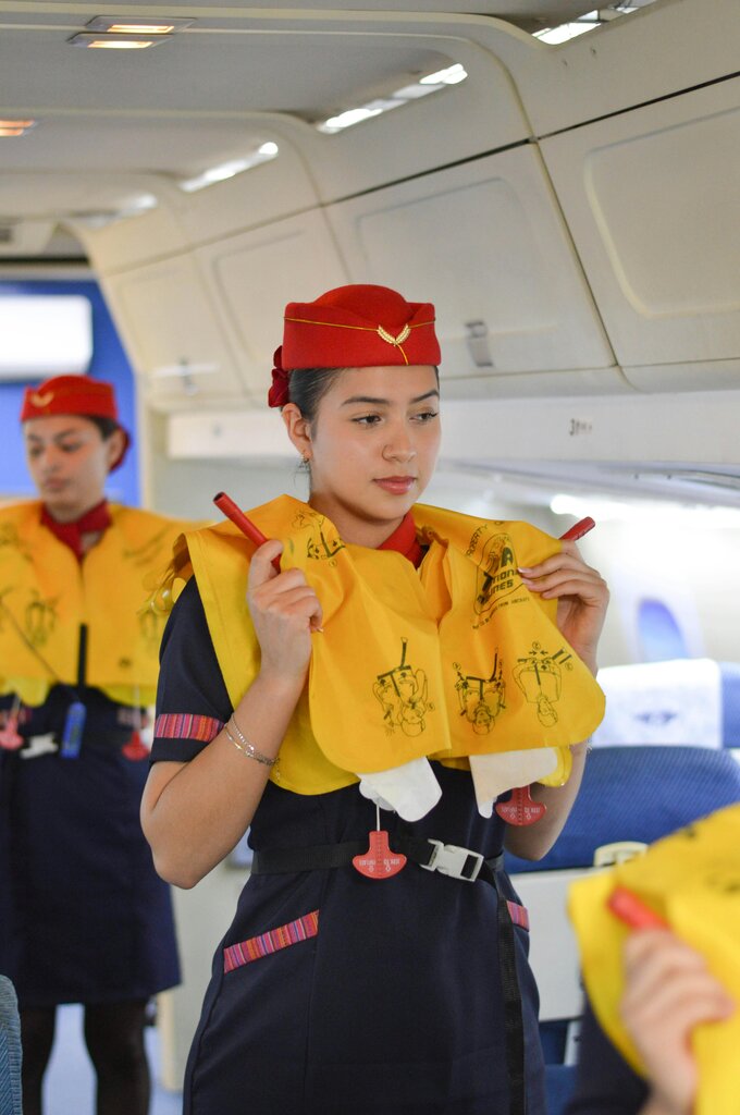 Un / una auxiliar de vuelo trabaja...