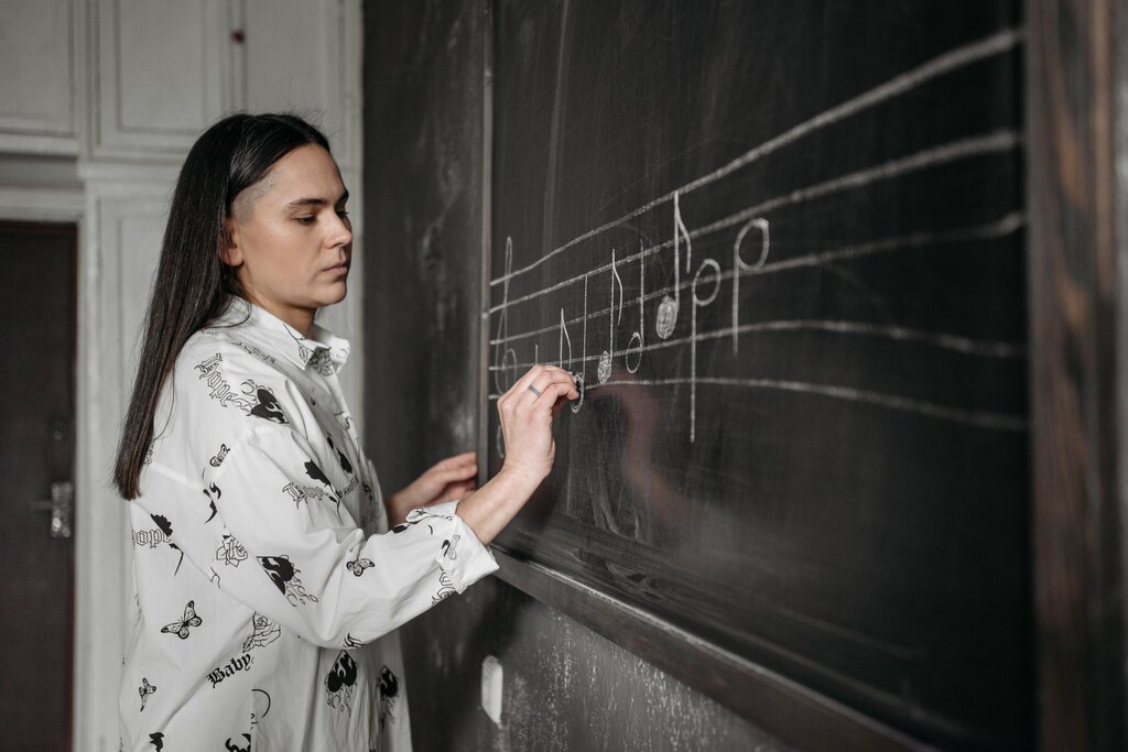 ¿Cómo se llaman las cinco líneas y cuatro espacios donde se escriben las notas musicales?