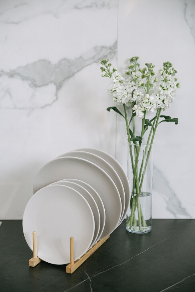 WHICH OF THE FOLLOWING THINGS DO PEOPLE USUALLY DO WITH A 'PLATE'?