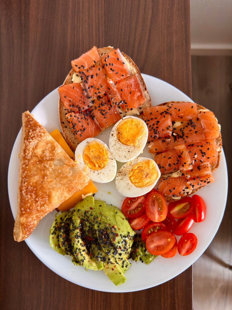 Makanan di atas adalah makanan yang tinggi energi dan protein, yang baik untuk mencegah dan mengatasi KEK remja