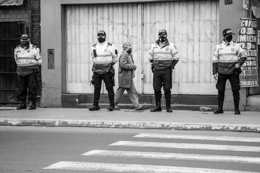 Son normas y garantías esenciales que protegen la dignidad de todas las personas.
