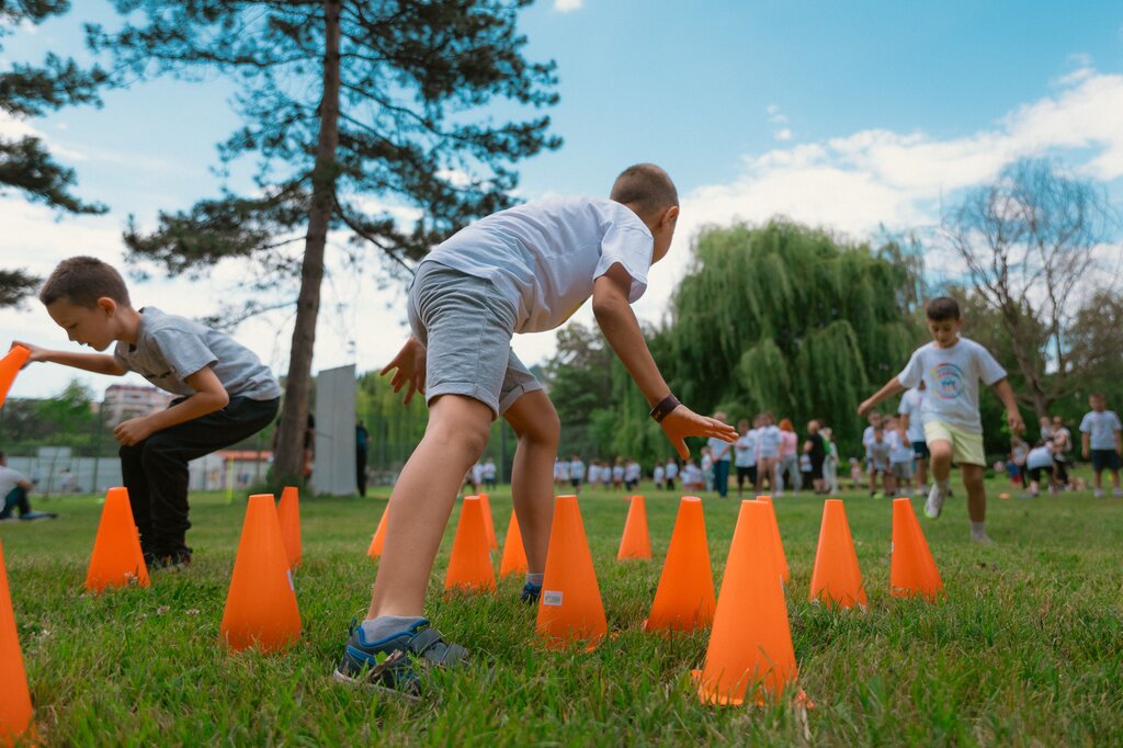 Durante una actividad recreativa se repartieron 72 conos entre 8 grupos. ¿Cuántos conos recibió cada grupo?