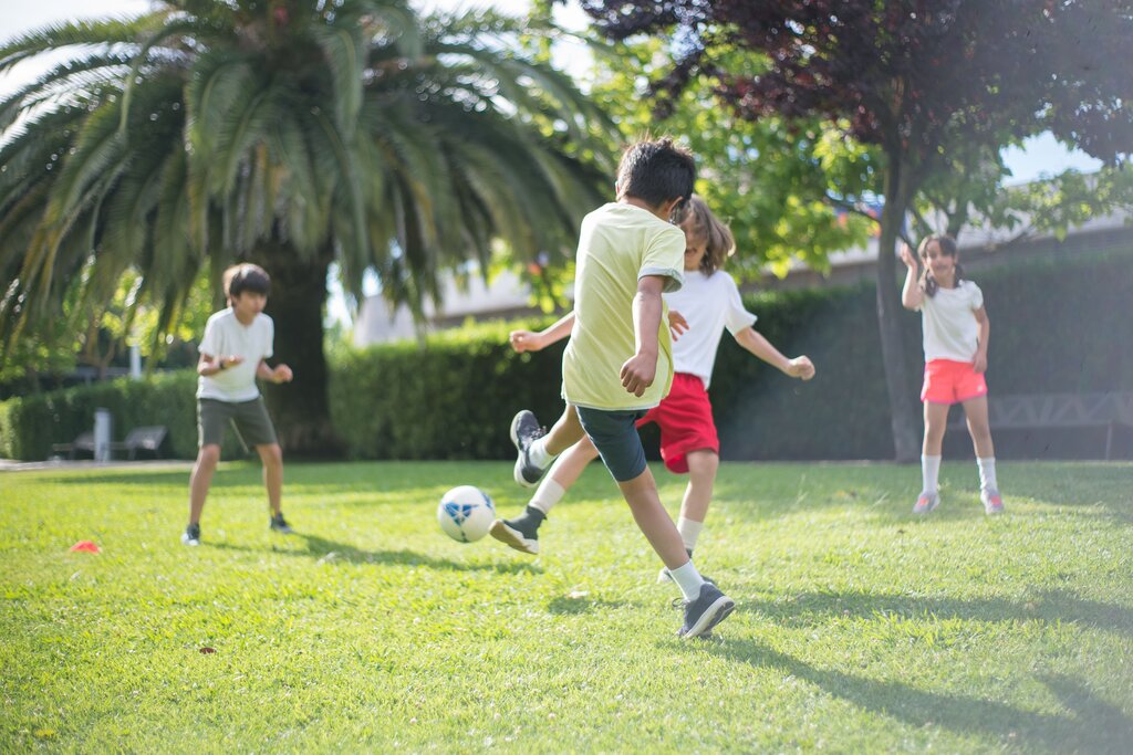 Los niños están jugando ...