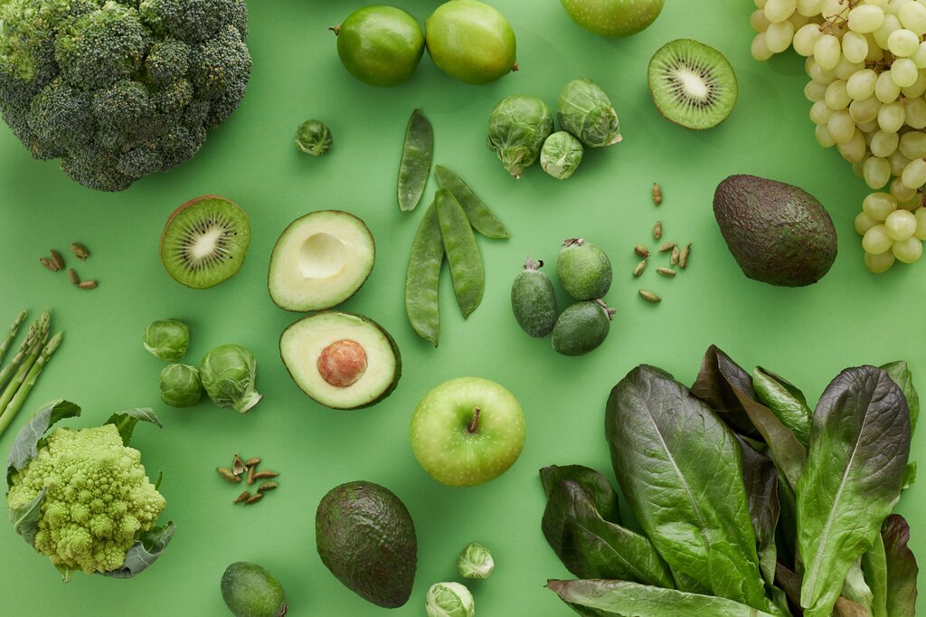 Brócoli, espinaca, lechuga, pepino, aguacate, kiwi