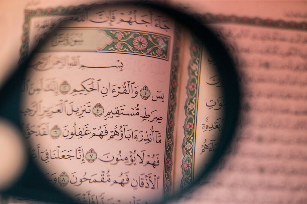 Ayat mana yang menjelaskan bahwa Allah akan menguji manusia dengan rasa takut, kelaparan, dan kekurangan harta?