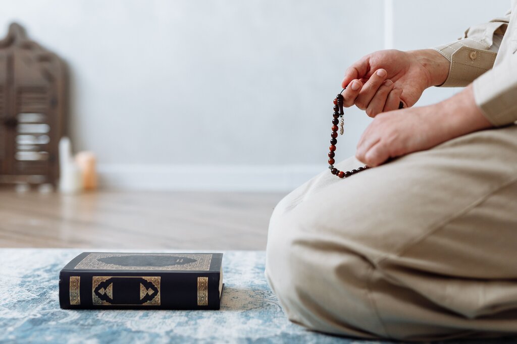 Sabar dalam menahan diri untuk tidak kufur nikmat dan taat kepada Allah