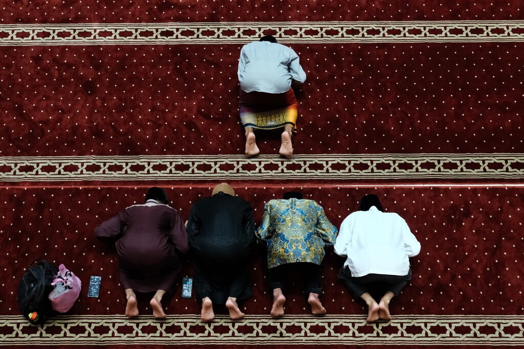  Perhatikan Q.S. al-Baqarah/ 2: 155 berikut!

وَلَنَبْلُوَنَّكُم بِشَىْءٍ مِّنَ ٱلْخَوْفِ وَٱلْجُوعِ وَنَقْصٍ مِّنَ ٱلْأَمْوَٰلِ وَٱلْأَنفُسِ وَٱلثَّمَرَٰتِ ۗ وَبَشِّرِ ٱلصَّٰبِرِينَ
Arti ayat diata adalah