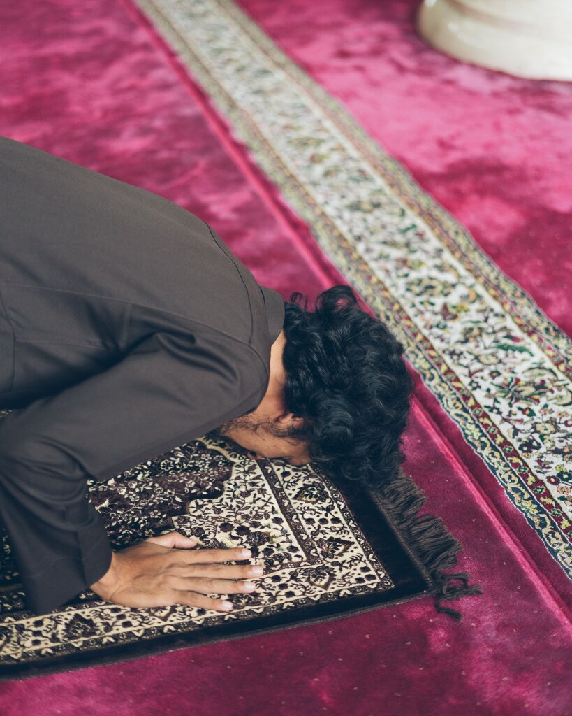 Berzikir dan memuji Allah SWT
