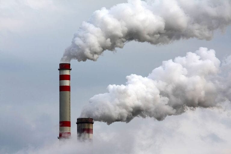 Es un gas que se libera en las industrias, la exhalación y a baja temperatura es hielo seco, C y O