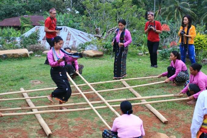 Wartawan sedang meliput permainan ...