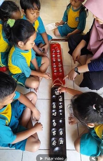 RA Al-burhan sedang mengadakan lomba bermain ....