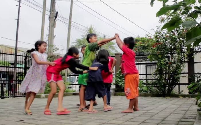 Seena dan adiknya bermain ...