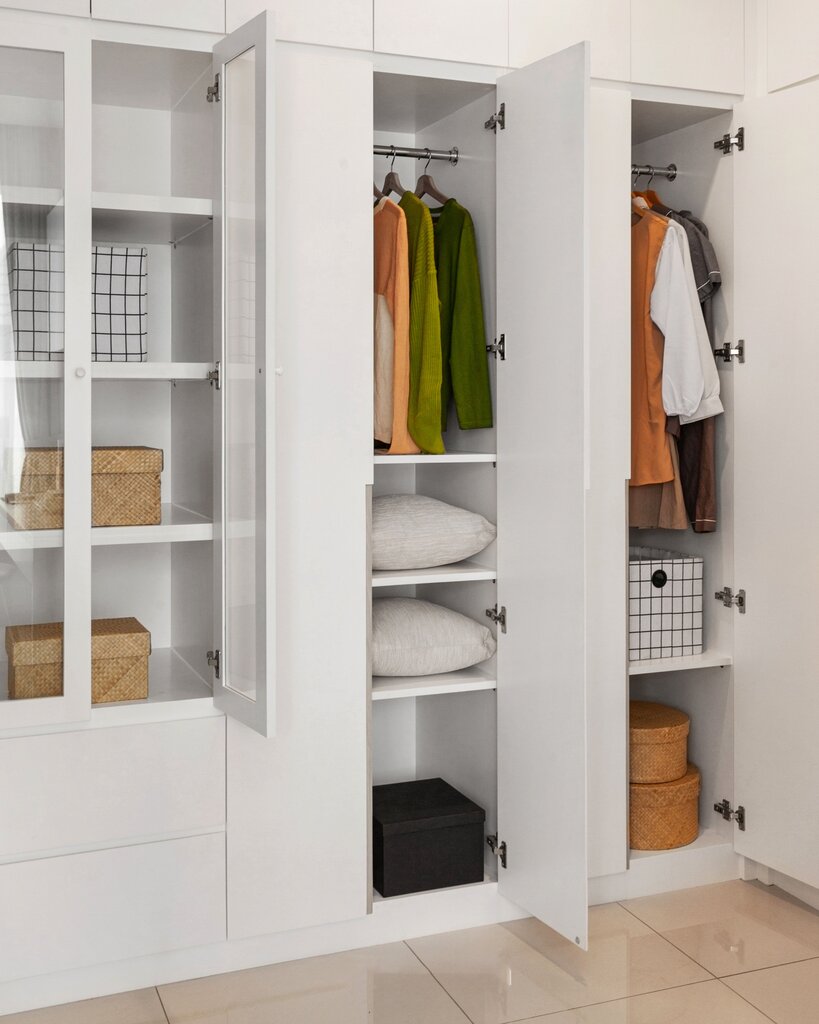 Welches Möbelstück hat Türen und Stauraum, oft in der Wohnung?