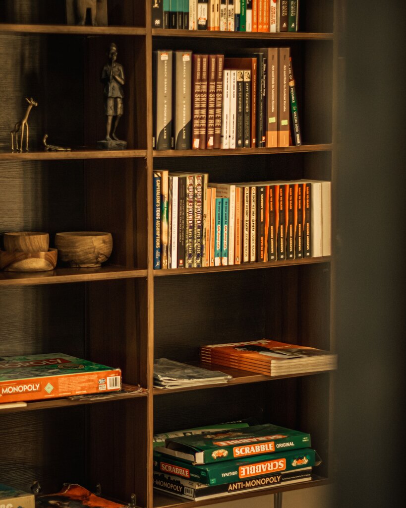 Wie nennt man ein offenes Regalbrett, oft für Bücher?