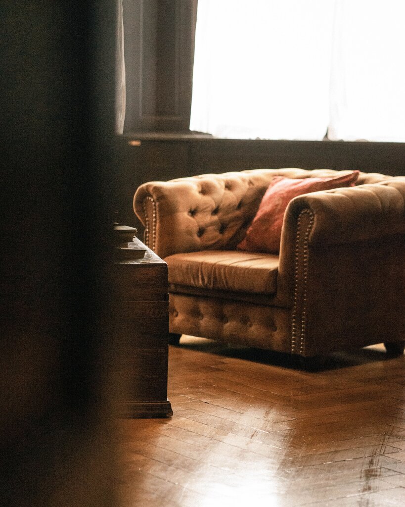 Welches weiche Sitzmöbel sitzt neben dem Sofa?