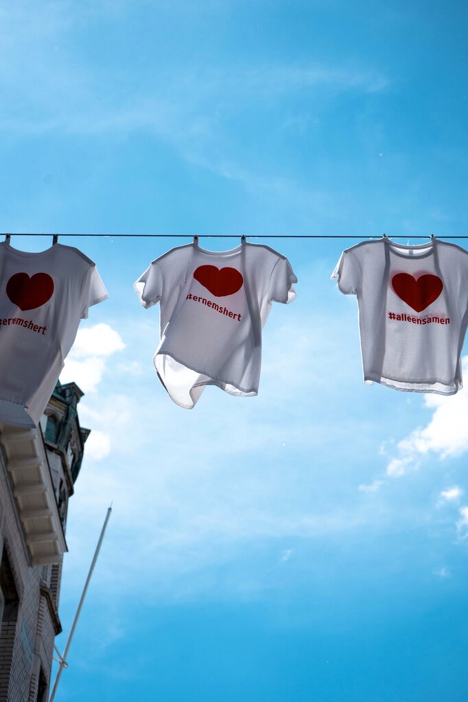 Ayer yo ____ una camiseta. (comprar)