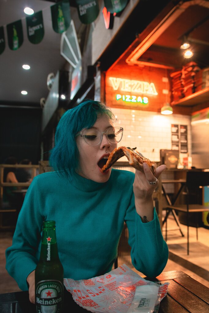 Ella ____ pizza ayer. (comer)