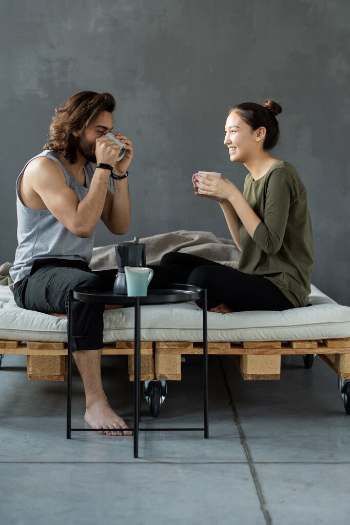 Ellos ____ café por la mañana. (beber)