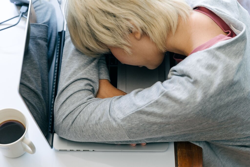 Una empresa espera que sus empleados trabajen hasta altas horas de la noche de manera habitual. ¿Qué derecho podría estar siendo vulnerado?