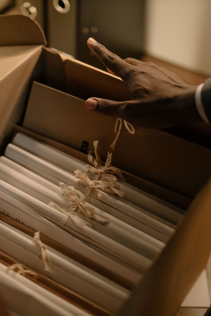 Una empresa retiene los documentos de identidad de sus trabajadores migrantes durante todo el contrato. ¿Qué derecho podría estar comprometido?