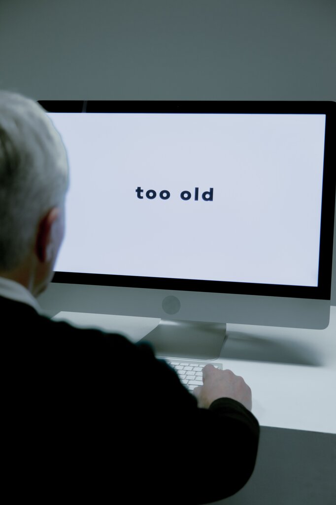 Una empresa decide no contratar personas mayores de 50 años porque considera que se adaptan peor a la tecnología. ¿Qué derecho podría estar siendo vulnerado?
