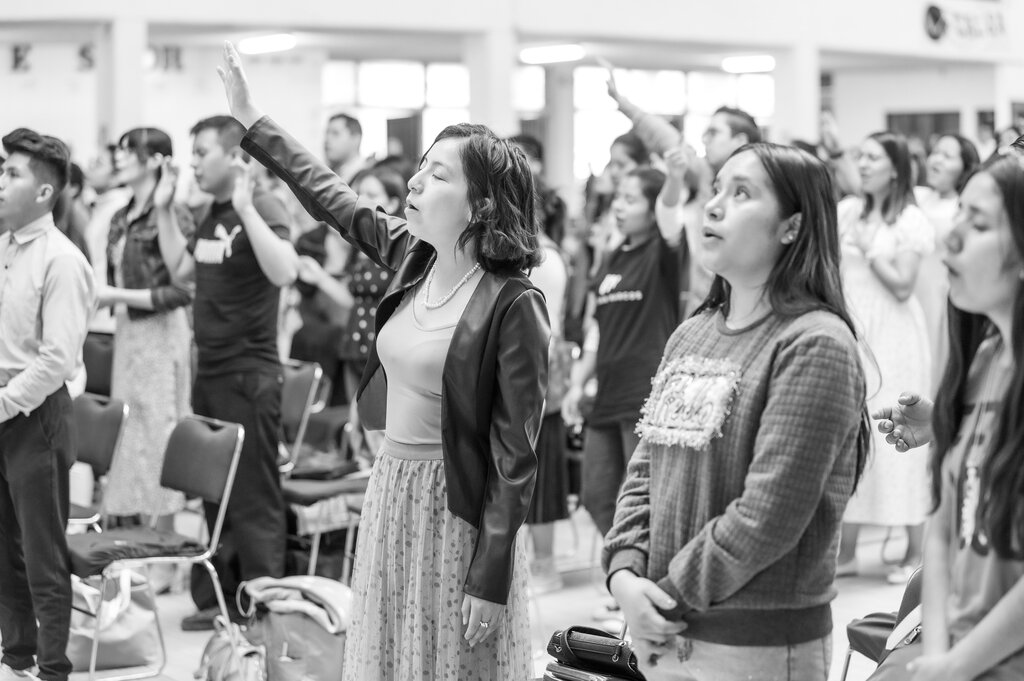 Una empresa obliga a sus empleados a participar en una ceremonia religiosa, incluso cuando alguno manifiesta que sus creencias se lo impiden. ¿Qué derecho podría estar siendo vulnerado?