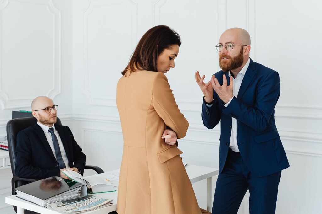 Un gerente humilla públicamente a sus empleados cuando no cumplen las metas. ¿Qué derecho podría estar siendo vulnerado?