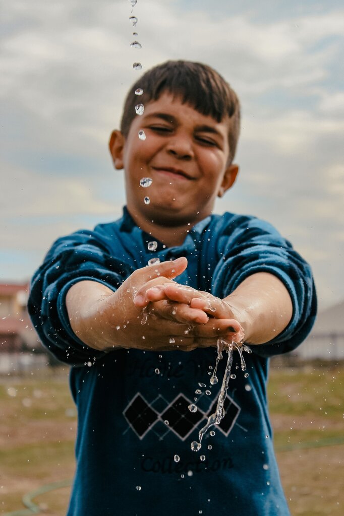 Una empresa construirá una planta que podría afectar el acceso de una comunidad al agua. ¿Qué derecho podría estar relacionado con esta situación?