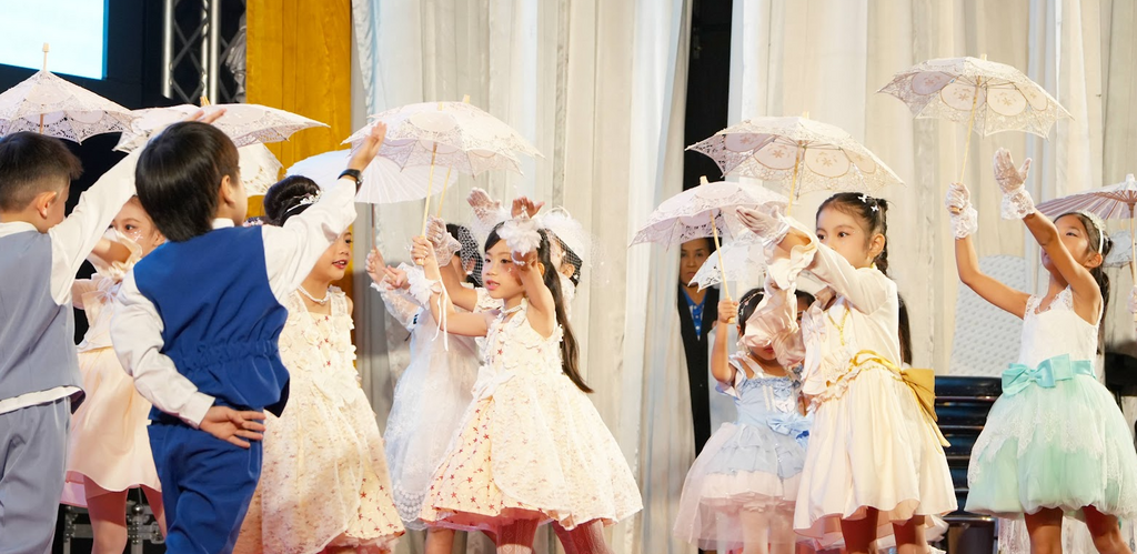 They _____ umbrellas.