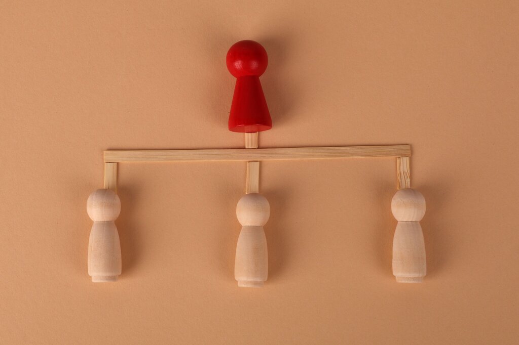 ¿Cómo es la jerarquía en la Educación Popular?