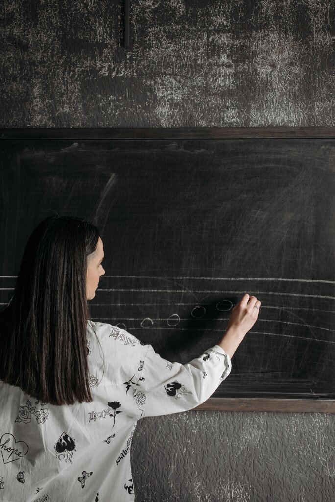 Qué diferencia principalmente a la educación privada?