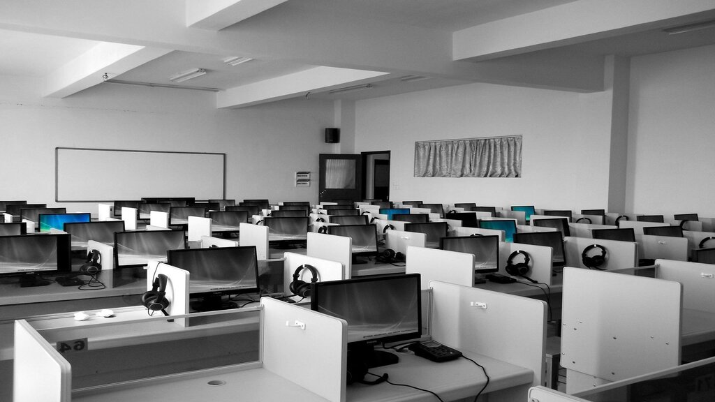 Which room has many computers? 💻
