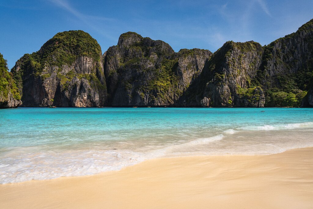 จังหวัดใดมีชื่อเสียงด้านหาดทรายและท่องเที่ยวทะเลอันดามันมากที่สุด?