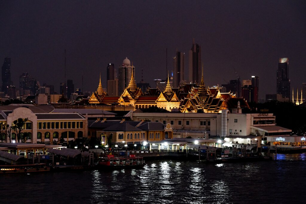 จังหวัดใดมีชื่ออดีตเมืองหลวงพระราชทานของไทยที่เป็นศูนย์กลางการค้าชายฝั่งอ่าวไทย?