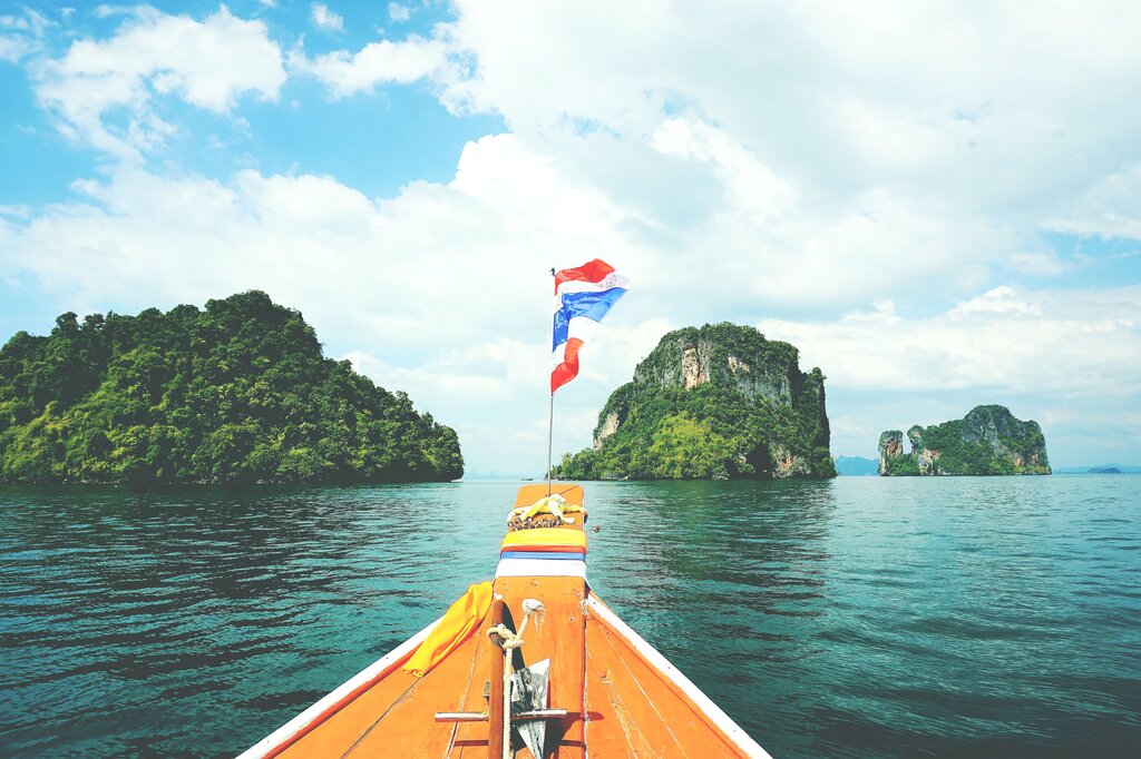 จังหวัดใดขึ้นชื่อเรื่องชายหาดสวยและอ่าวพังงา?