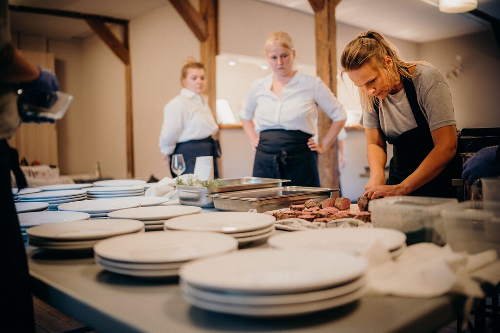 Martina looked at the other contestants' dishes. Some were decorated with ingredients she had never used before. She looked down at her own dish and took a deep breath. When the judges approached, she stood up straighter and smiled.