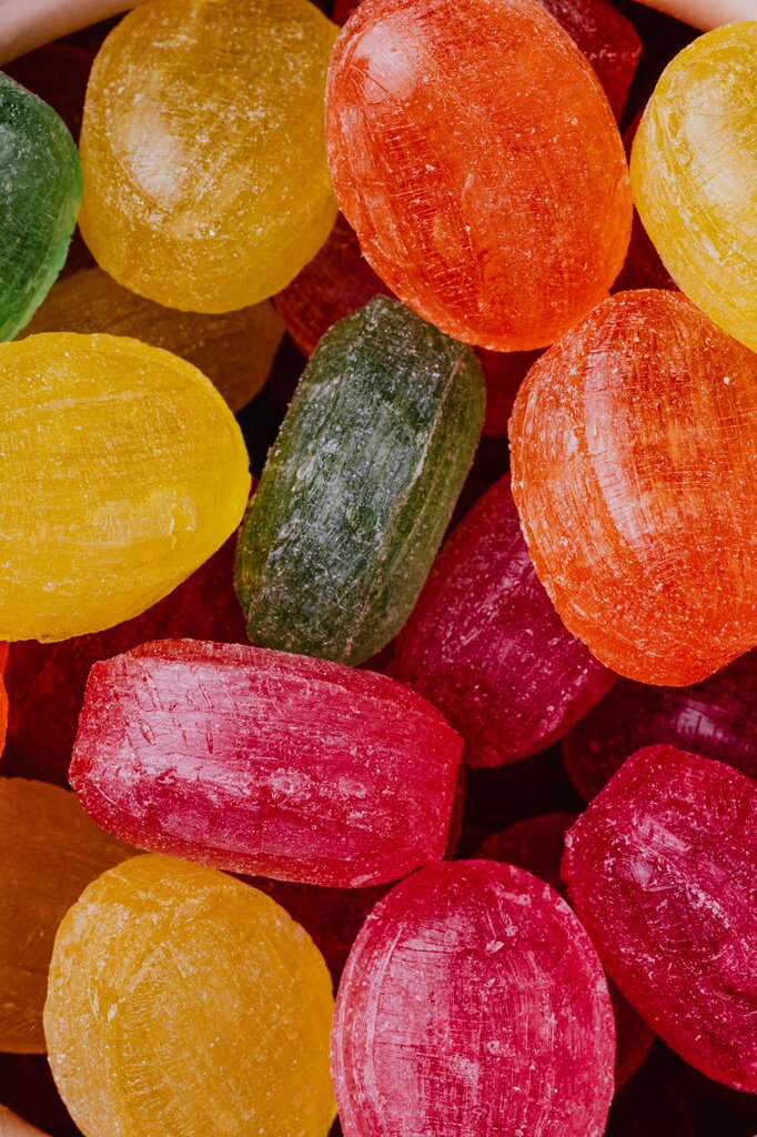 Martina tiene 24 caramelos de frutilla y 36 caramelos de limón. Quiere armar la mayor cantidad posible de bolsitas iguales, usando todos los caramelos.

¿Cuántas bolsitas puede armar? ¿Cuántos caramelos de cada tipo habrá en cada bolsita?