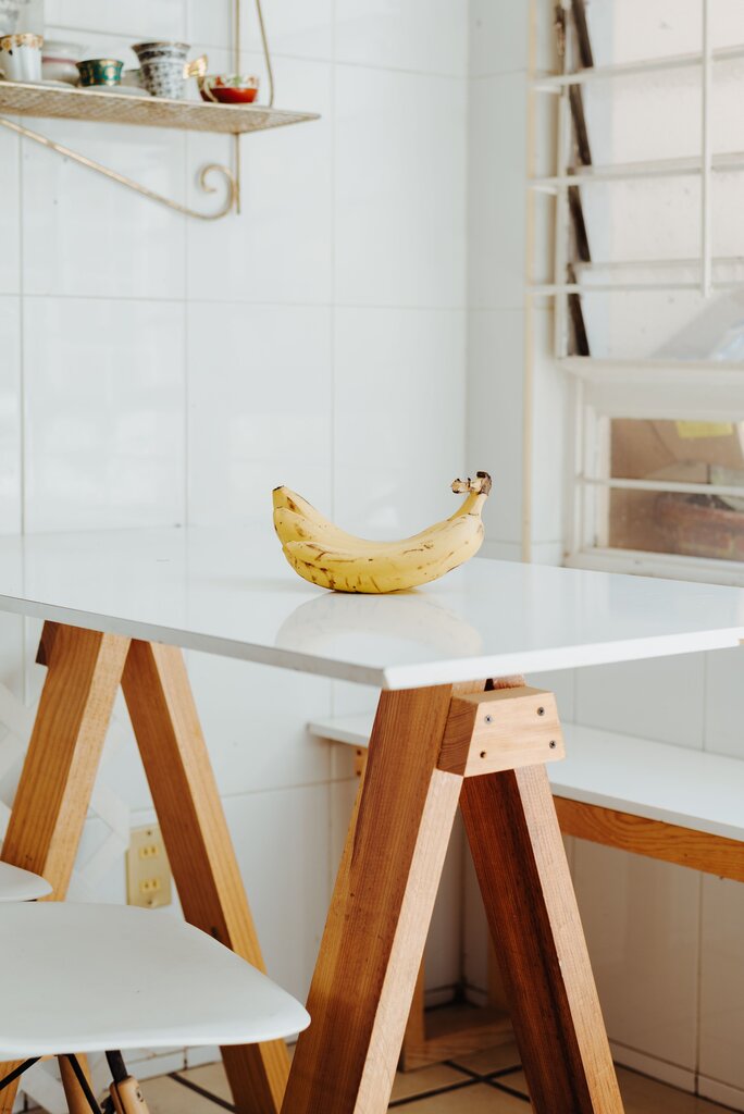 Où est située la banane?  La banane est.... la table. 